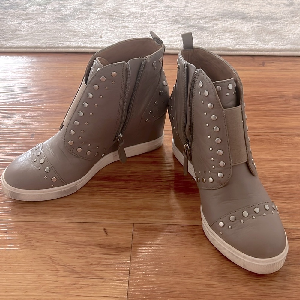 Linea Paolo Anna Wedge Sneaker Size 6.5 Tan